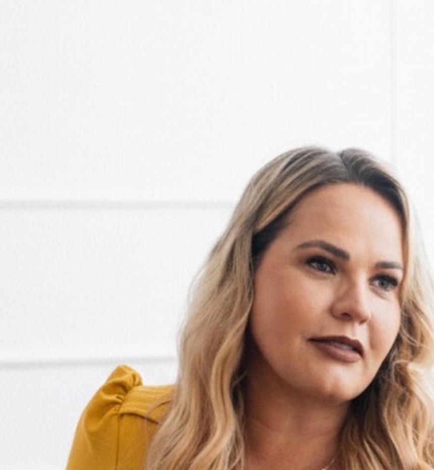 Thiana Vellasco, advogada especialista em Direito da Saúde, de blusa mostarda